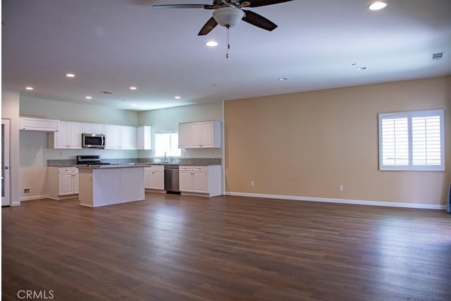 1334 Pinehurst Dr, Calimesa, CA 92320 - kitchen with stainless steel appliances, baseboards, recessed lighting, and open floor plan