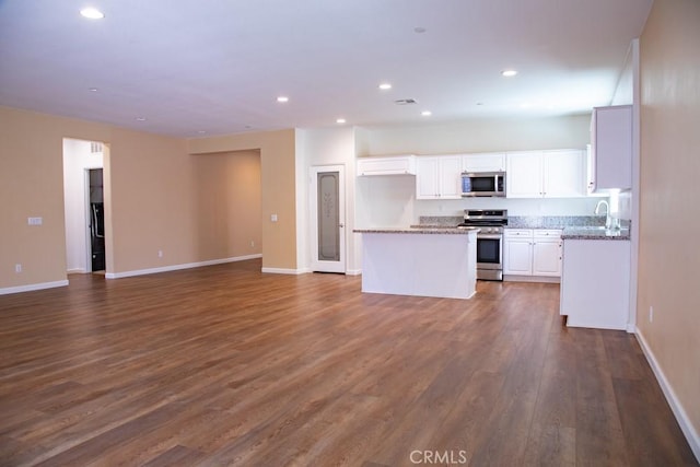 1334 Pinehurst Dr, Calimesa, CA 92320 - kitchen featuring dark wood-style floors, a sink, appliances with stainless steel finishes, and open floor plan