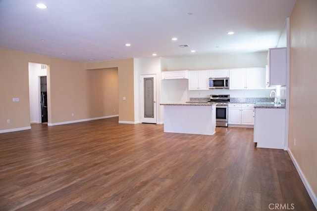 1334 Pinehurst Dr, Calimesa, CA 92320 - kitchen featuring appliances with stainless steel finishes, a sink, dark wood-style flooring, open floor plan, and recessed lighting