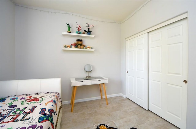 bedroom with baseboards and a closet