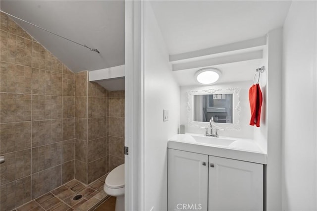 318 E 11th St, Pomona, CA 91766 - bathroom featuring a tile shower, vaulted ceiling, toilet, and vanity