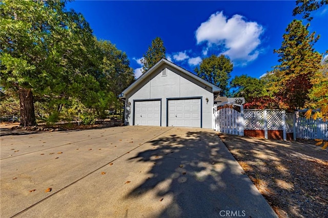 51192 Bon Veu Dr, Oakhurst, CA 93644 - garage featuring a gate