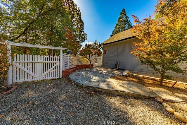 51192 Bon Veu Dr, Oakhurst, CA 93644 - view of yard featuring a gate and a patio area