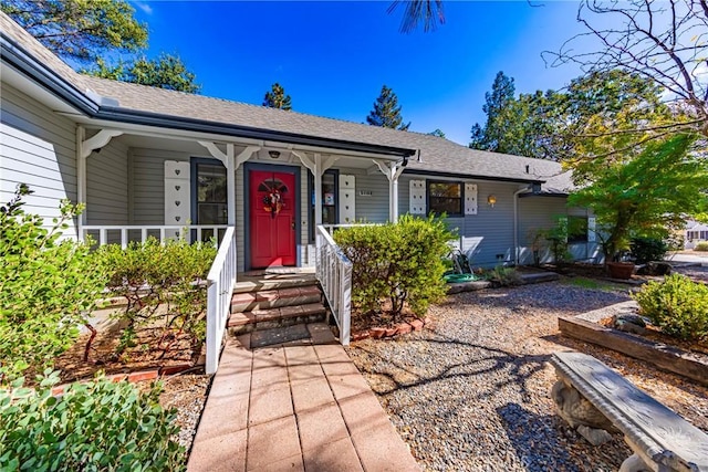 51192 Bon Veu Dr, Oakhurst, CA 93644 - view of front facade featuring a porch and a shingled roof