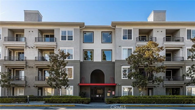 view of apartment building / complex