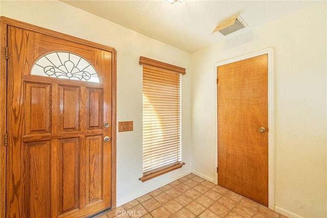 entryway featuring visible vents and baseboards