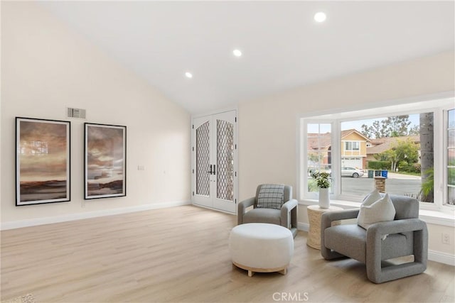 living area with baseboards, visible vents, light wood finished floors, and recessed lighting