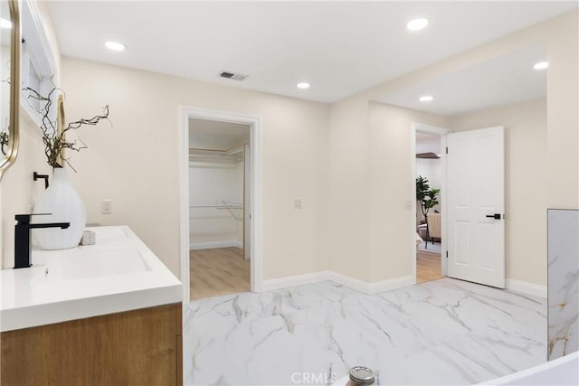 full bathroom featuring baseboards, visible vents, recessed lighting, and a sink
