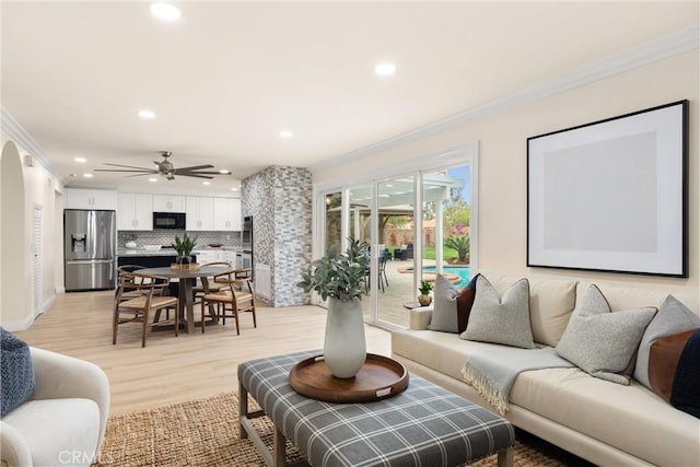 living area with recessed lighting, light wood-style floors, crown molding, and ceiling fan