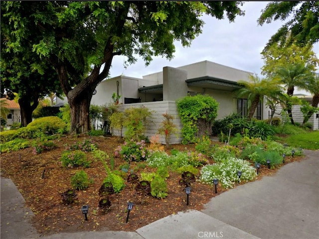 view of front of property featuring stucco siding