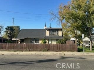 635 N 3rd St, Chowchilla, CA 93610 - view of front facade featuring fence