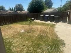 635 N 3rd St, Chowchilla, CA 93610 - view of yard with fence