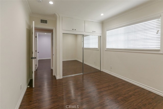 unfurnished bedroom featuring recessed lighting, visible vents, dark wood-style floors, and ornamental molding