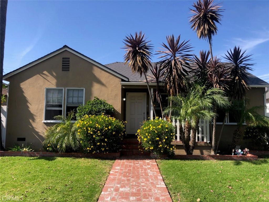 view of front facade featuring a front yard and stucco siding