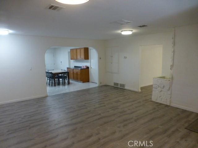 3465 Condor Rd Unit 29, Palms, CA 92277 - interior space featuring arched walkways, wood finished floors, visible vents, and baseboards