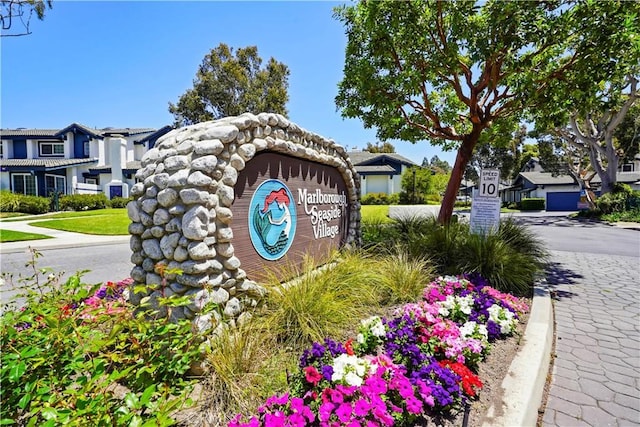 community sign with a residential view