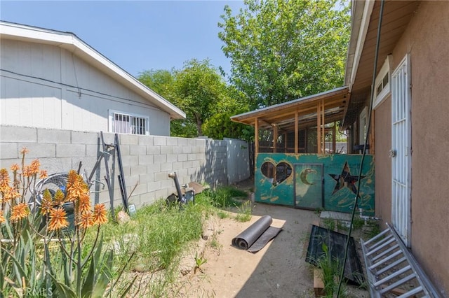 323 Whipple Mountain Rd, San Bernardino, CA 92410 - view of yard with fence