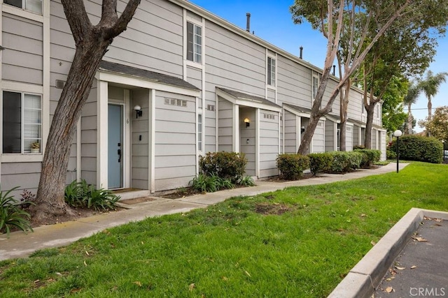 multi unit property featuring a front yard
