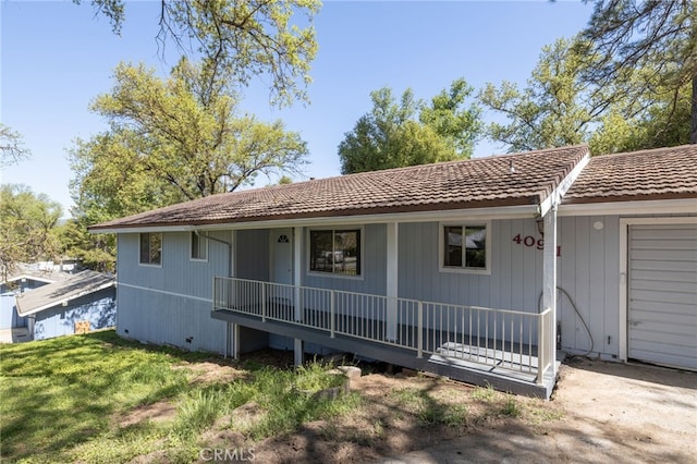 view of front of property featuring covered porch and a front yard