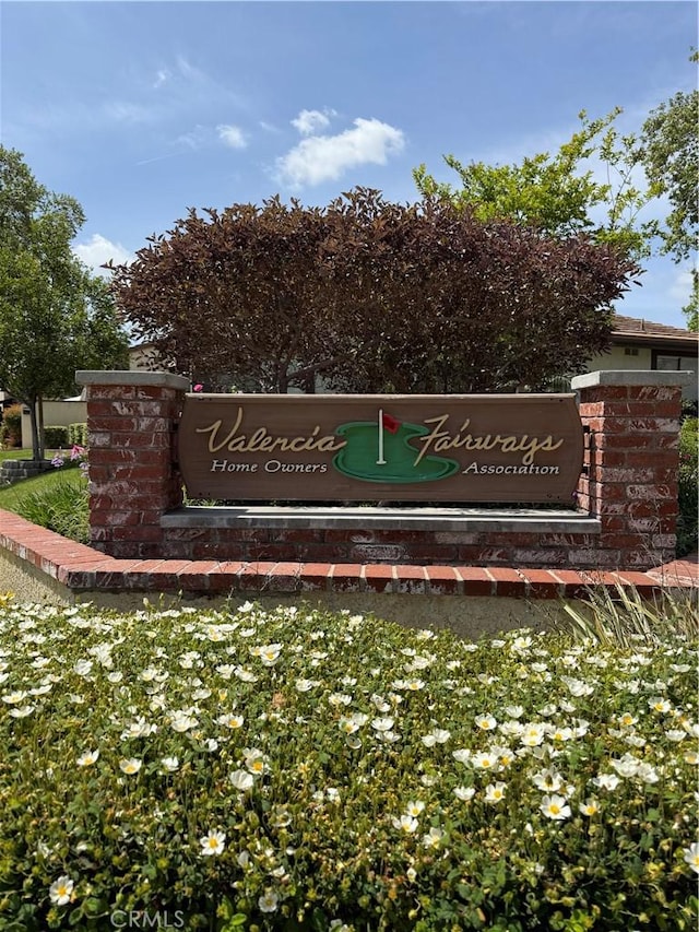 view of community / neighborhood sign