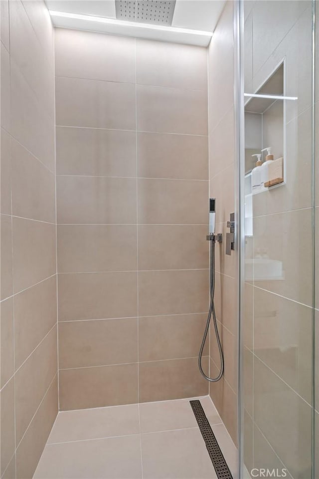full bath with tiled shower