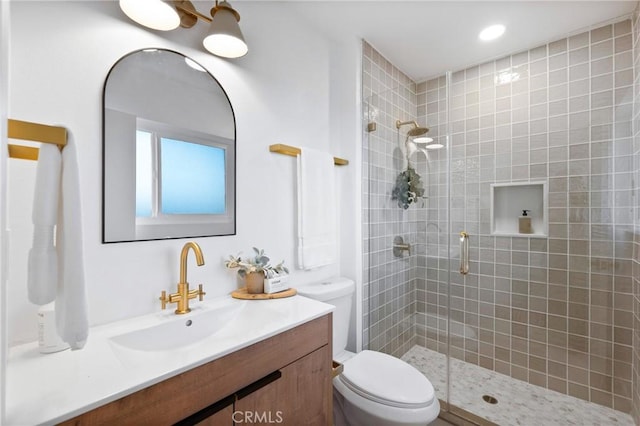 full bath with a tile shower, toilet, vanity, and recessed lighting