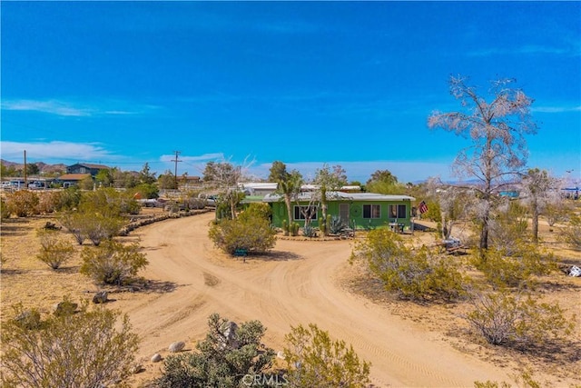 view of front of home featuring dirt driveway