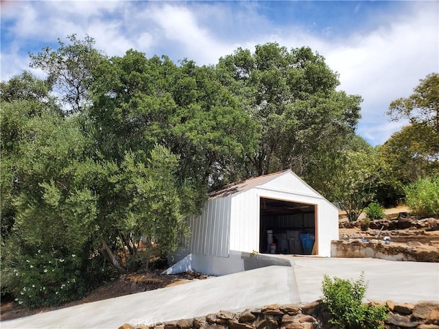 view of outdoor structure featuring an outbuilding