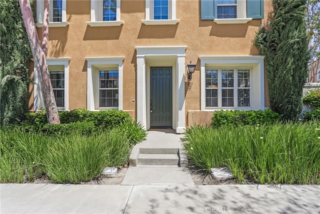 entrance to property with stucco siding