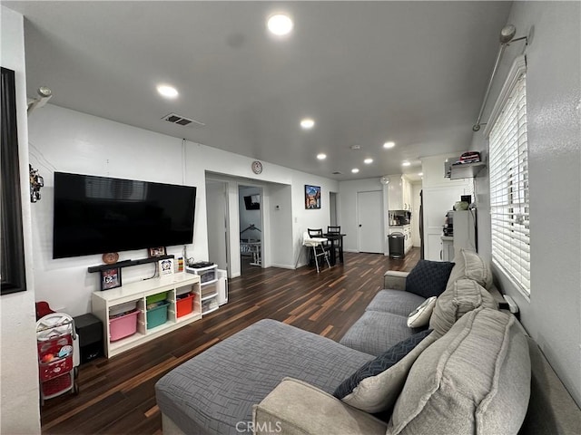 323 E 107th St, Los Angeles, CA 90003 - living area featuring wood finished floors, visible vents, and recessed lighting