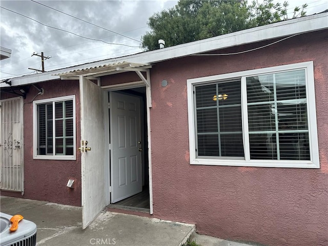 323 E 107th St, Los Angeles, CA 90003 - entrance to property featuring central AC unit and stucco siding