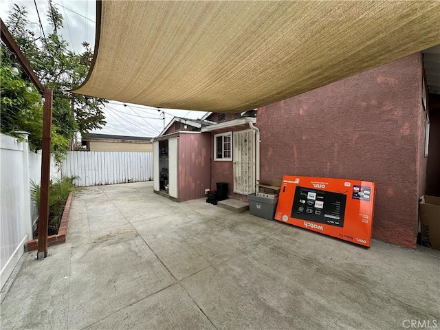 323 E 107th St, Los Angeles, CA 90003 - view of patio with fence