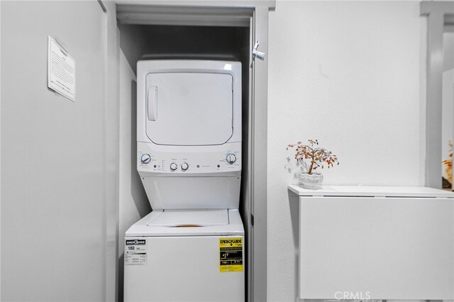 26429 Apache Trl, Rimforest, CA 92378 - laundry room with stacked washer / drying machine