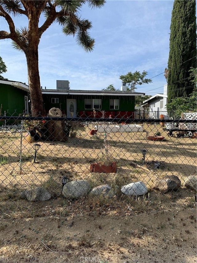 ranch-style house featuring fence private yard