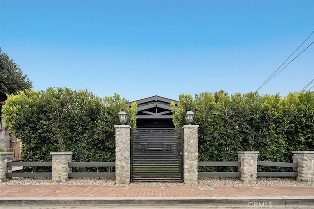 1012 10th St, Manhattan Beach, CA 90266 - view of gate with a fenced front yard
