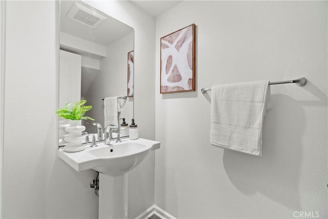 bathroom featuring visible vents and baseboards