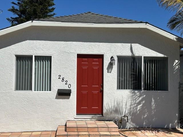 view of front facade featuring stucco siding