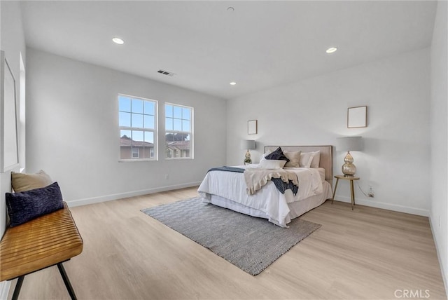 bedroom featuring baseboards, light wood-style flooring, visible vents, and recessed lighting