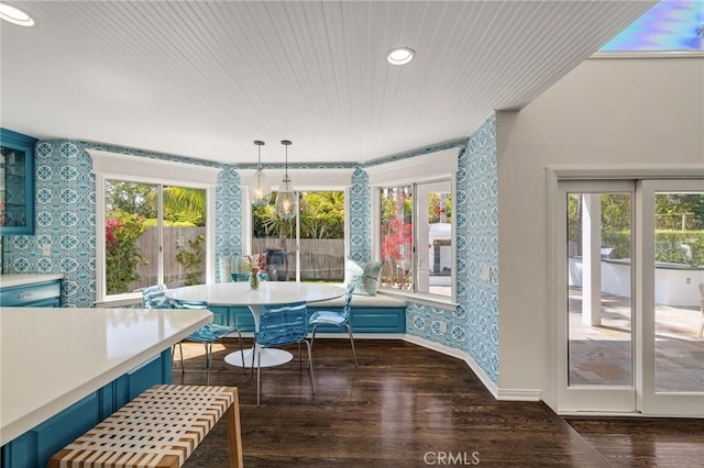 dining room with dark wood finished floors, recessed lighting, breakfast area, and baseboards