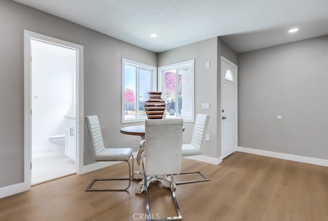 dining space featuring recessed lighting, light wood-style flooring, and baseboards