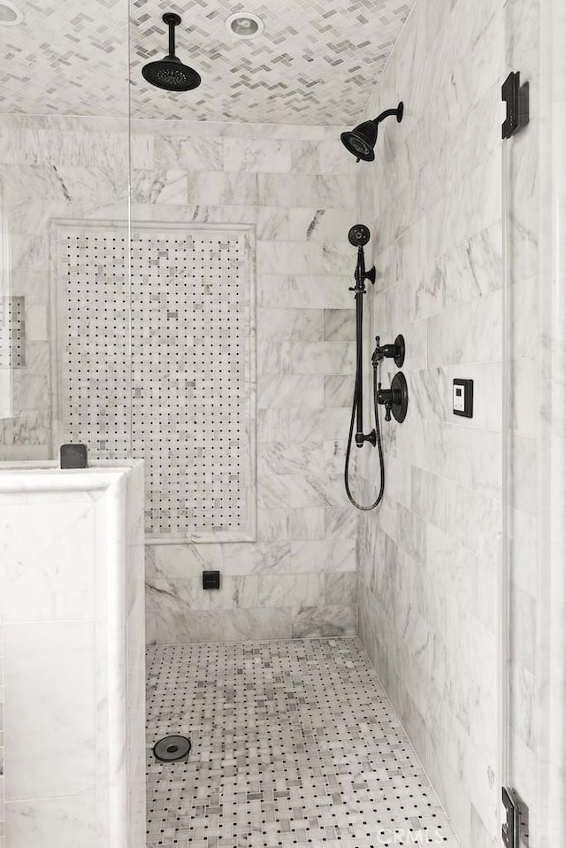 full bathroom featuring tiled shower
