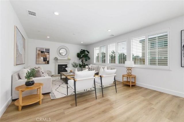 living area featuring recessed lighting, baseboards, visible vents, and light wood-type flooring