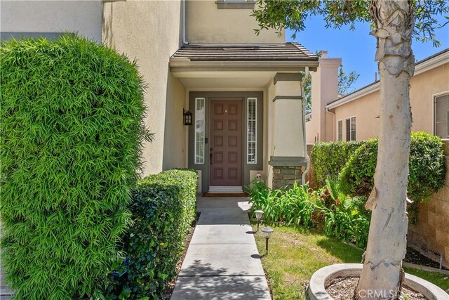 entrance to property with stucco siding