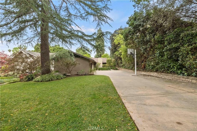 527 Bradford St, Pasadena, CA 91105 - view of side of home featuring a yard, driveway, and stucco siding