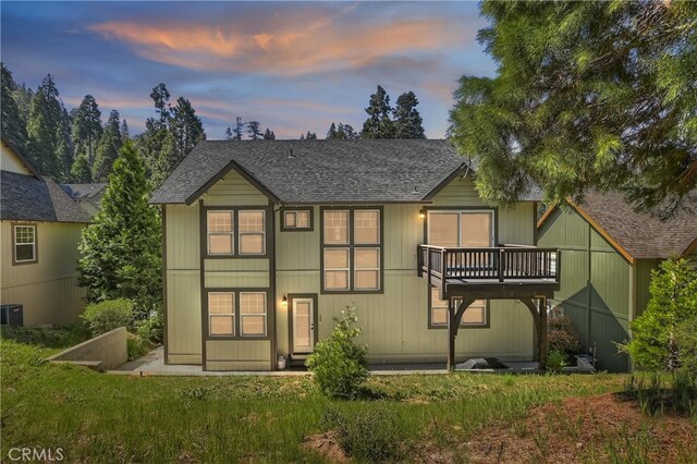 455 Clearwater Ln, Lake Arrowhead, CA 92352 - rear view of house with a shingled roof and a balcony