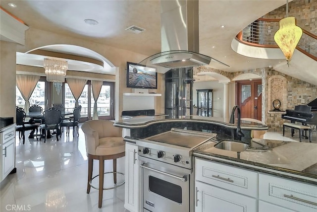 5455 E Sorrento Dr, Long Beach, CA 90803 - kitchen featuring a notable chandelier, visible vents, white cabinetry, luxury range, and open floor plan