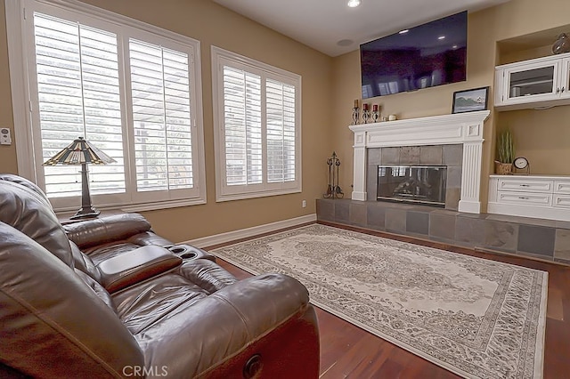 living room with a fireplace, wood finished floors, recessed lighting, and baseboards