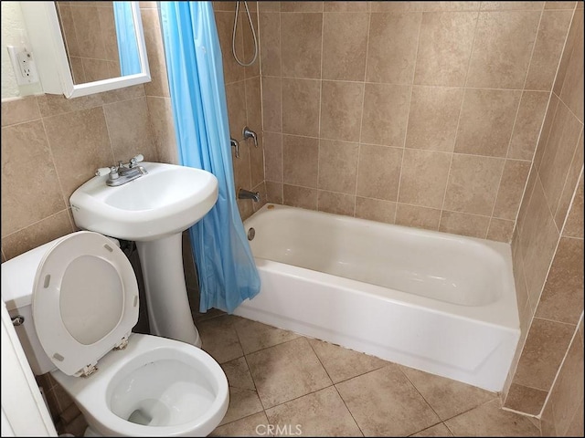 8581 Montara Rd, Pinon Hills, CA 92372 - bathroom featuring tile patterned floors, shower / bath combo with shower curtain, toilet, and tile walls