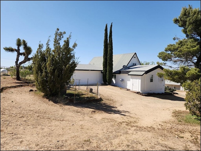 8581 Montara Rd, Pinon Hills, CA 92372 - view of side of home featuring metal roof and fence