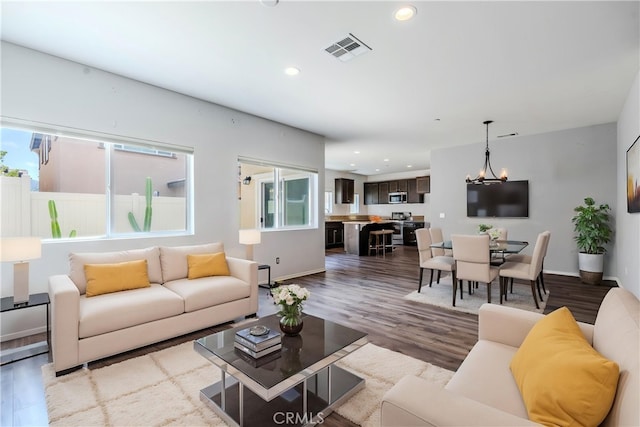 living area with visible vents, plenty of natural light, and recessed lighting